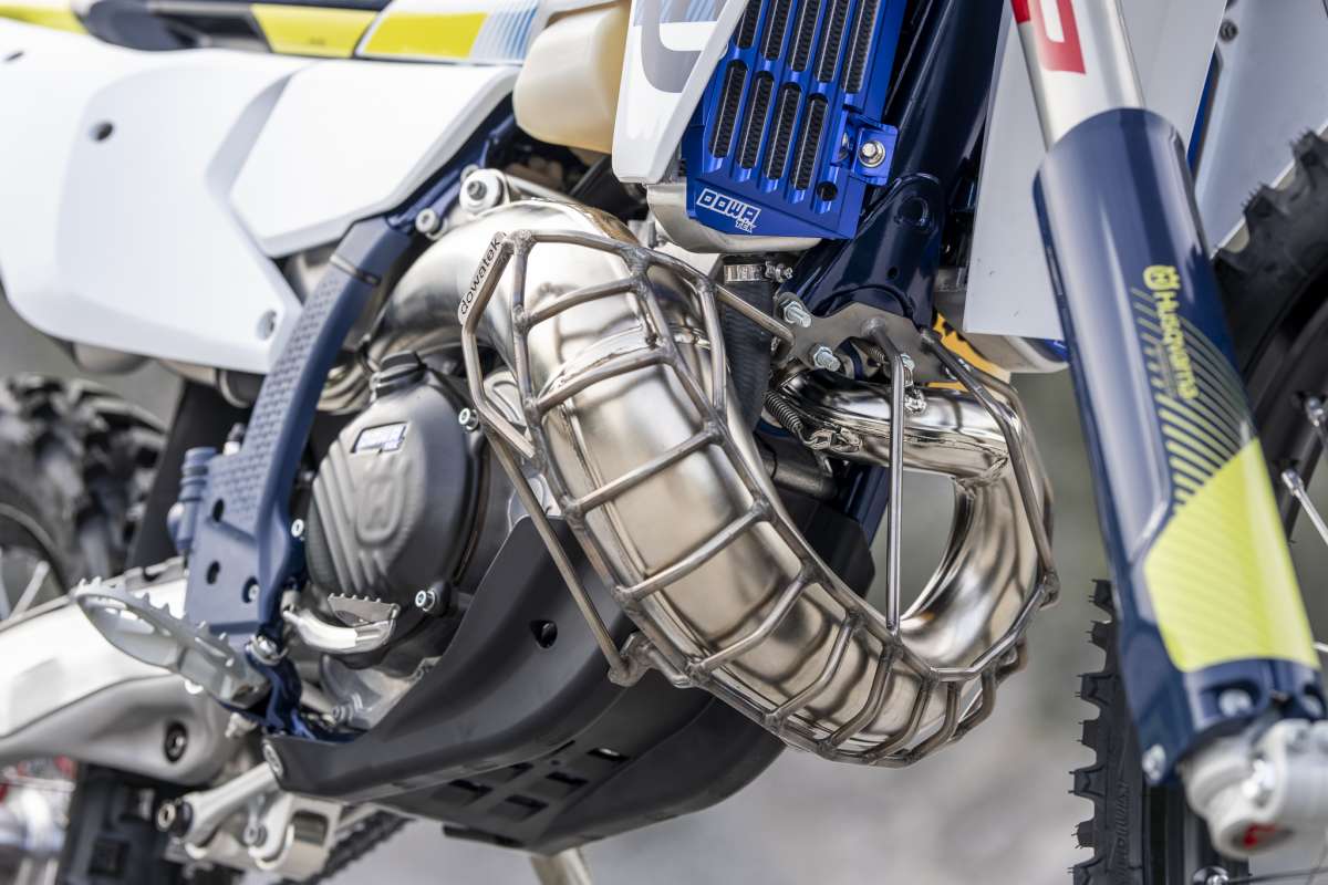 thumbnail interactive-video image 1 of Tusk Aluminum 2-Stroke Pipe Guard - Silver - Fits KTM, Yamaha, Honda, Husqvarna 1 of 4