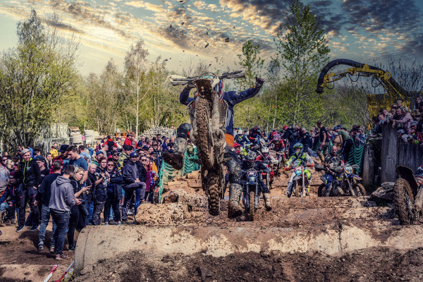 Enduro_Fliegt_UEber_Betonrohre