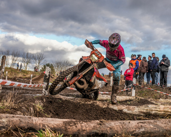 2024erKTM-EXC-BaumstaemmeGfZix5Ehpsqdj